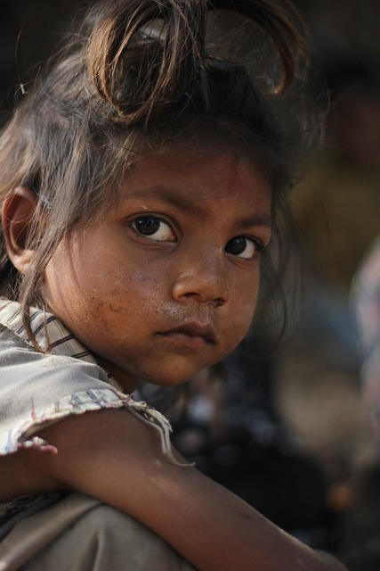 mirada feliz de uma menina, se vem apenas seus olhos